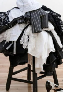 O que significa acumular roupas na cadeira com frequência, segundo a psicologia