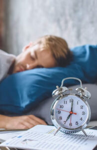 Vídeo viral no TikTok sobre colar a boca ao dormir gera preocupação em médicos; ENTENDA