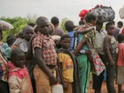 Mundo tem 122 milhões de deslocados à força por guerras, perseguição e violência, diz ONU