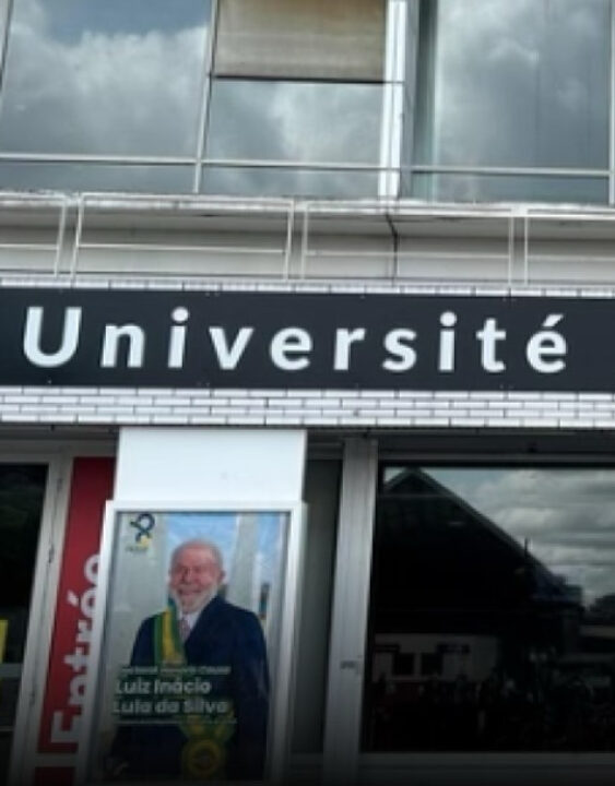Foto de Lula é espalhada por universidade de Paris
