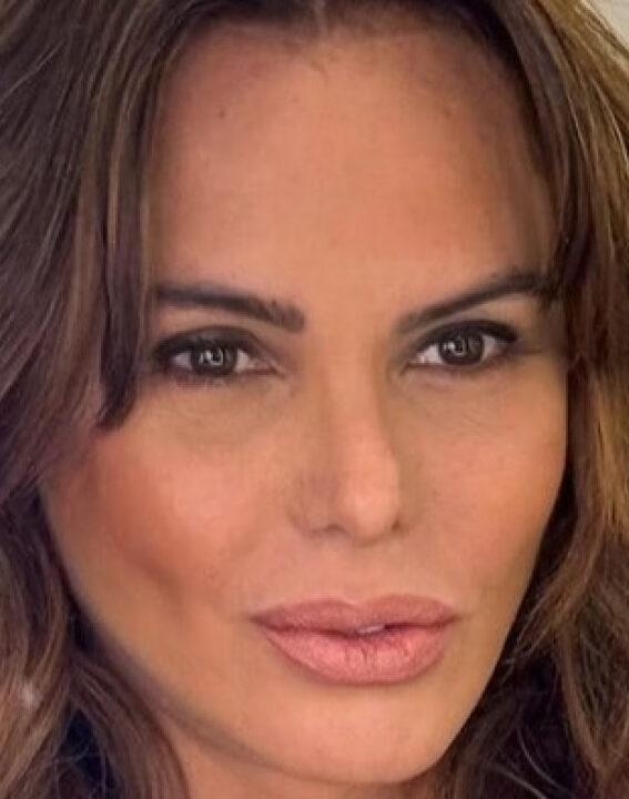 Ex-atriz pede socorro e diz estar ‘cheia de bicho’ e sem comida