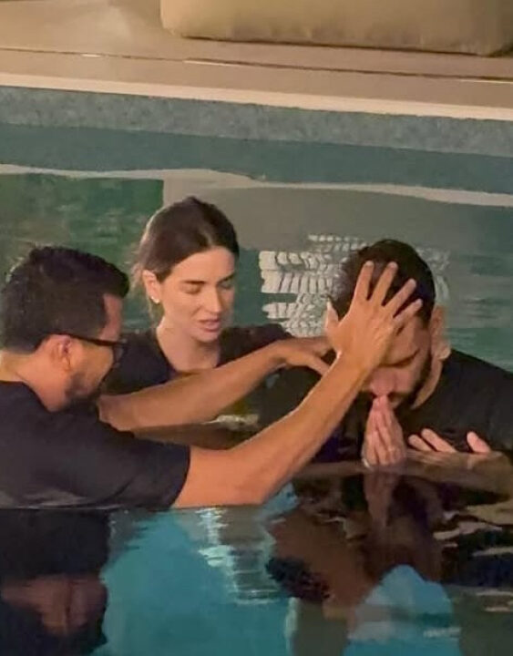 Jogador Lucas Paquetá e esposa se convertem e são batizados