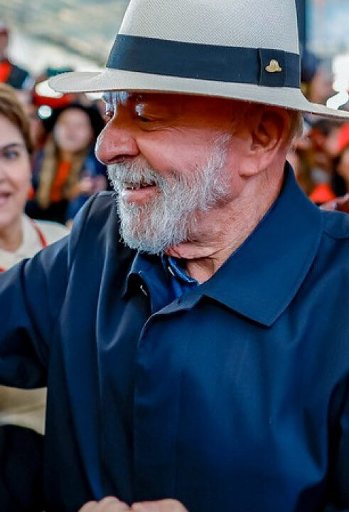 Estadão diz que Lula mistura fé e populismo para recuperar apoio eleitoral