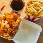 Rede de frango frito famosa entra em falência e fechará todas as suas lojas