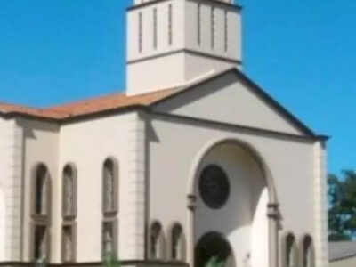 Advogado de calcinha é preso espiando fiéis no banheiro de igreja