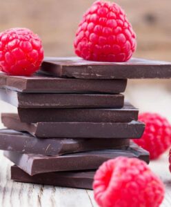 Frutas vermelhas e chocolate amargo podem ajudar a viver mais, diz estudo