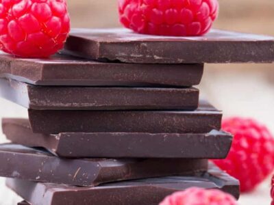 Frutas vermelhas e chocolate amargo podem ajudar a viver mais, diz estudo