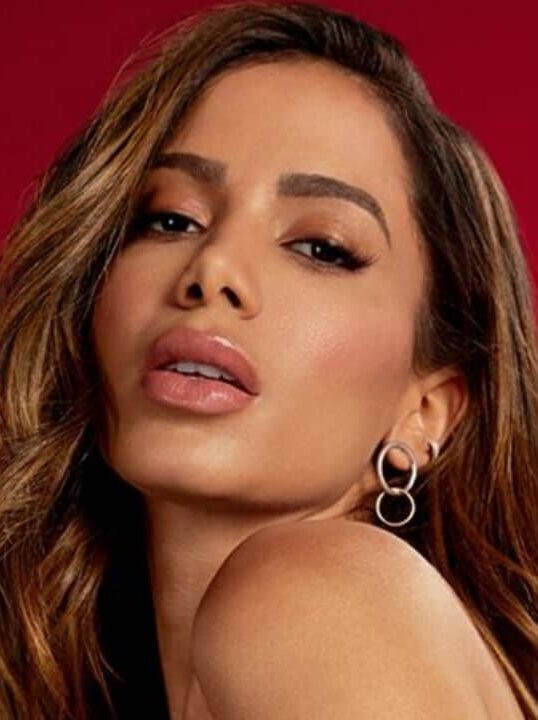 Anitta ressurge irreconhecível após sumiço e choca fãs com ‘novo rosto’