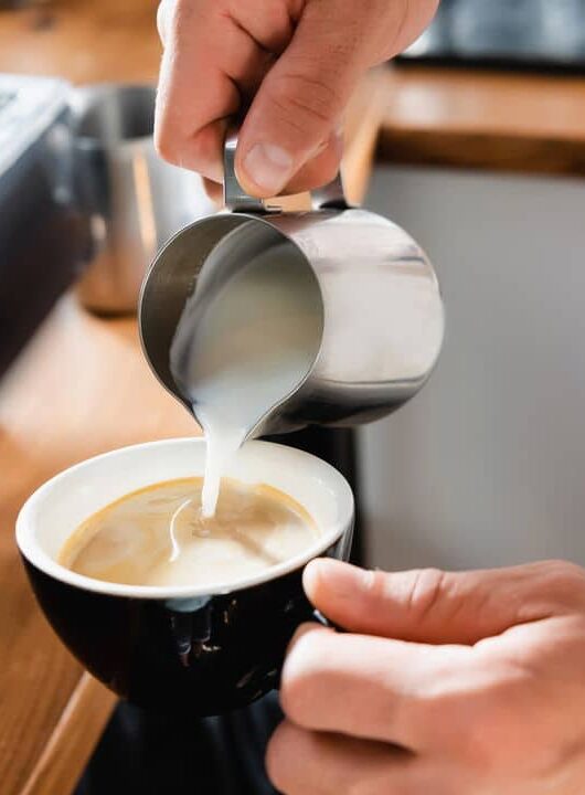 Leite, adoçante ou puro? Veja o jeito ideal de tomar café para viver melhor, segundo cientistas