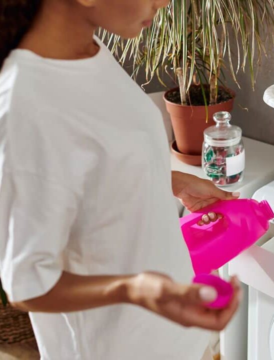 Top 5 detergentes para máquina de lavar que entregam limpeza e economia