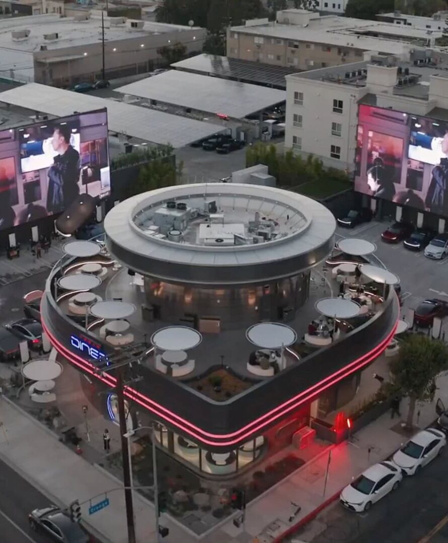 Por dentro do restaurante retrô e futurista que a Tesla inaugurou nos EUA