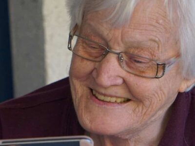 6 ajustes de acessibilidade para facilitar o uso de celulares por idosos