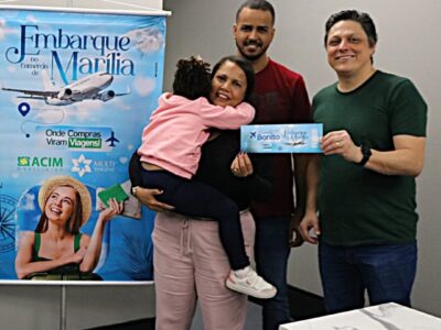 Campanha Promocional: Consumidora contemplada com viagem entrega documentação na Acim para ir à Bonito (MS)