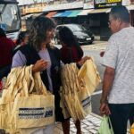 Procon Marília distribui sacolas retornáveis no Terminal Urbano e orienta população. Sacolas plásticas deverão ser substituídas pelas ecológicas