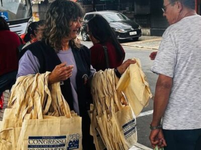 Procon Marília distribui sacolas retornáveis no Terminal Urbano e orienta população. Sacolas plásticas deverão ser substituídas pelas ecológicas
