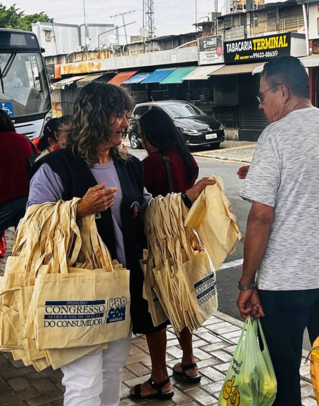 Procon Marília distribui sacolas retornáveis no Terminal Urbano e orienta população. Sacolas plásticas deverão ser substituídas pelas ecológicas