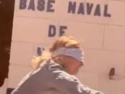 Idosa faz protesto inusitado em frente à Marinha; VEJA VÍDEO