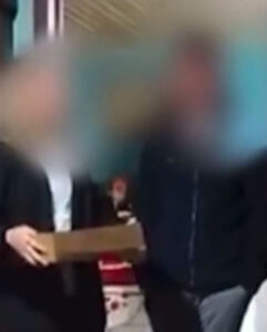 CHÁ REVELAÇÃO: Mulher viraliza ao revelar traições do marido com a família toda reunida; VEJA VÍDEO