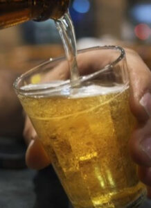 ‘Até desmaiar’: bando deixava vítimas embriagadas em bar para roubar