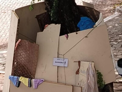 Não bastava a bandeira hasteada e o varal no corrimão: MST monta até banheiro improvisado na Governadoria