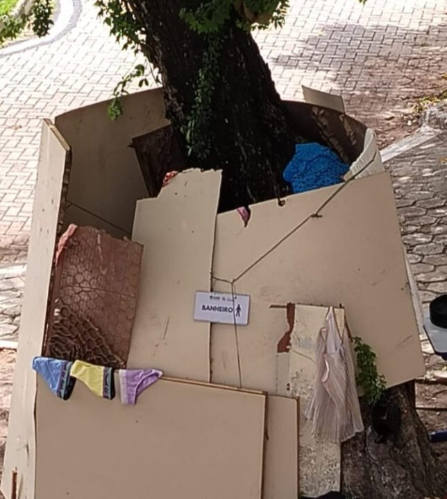 Não bastava a bandeira hasteada e o varal no corrimão: MST monta até banheiro improvisado na Governadoria