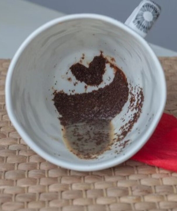 Mulher pede divórcio após ChatGPT prever traição em borra de café