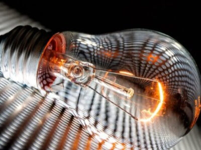 Conta de luz vai pesar em julho: veja como economizar com a bandeira vermelha ativada