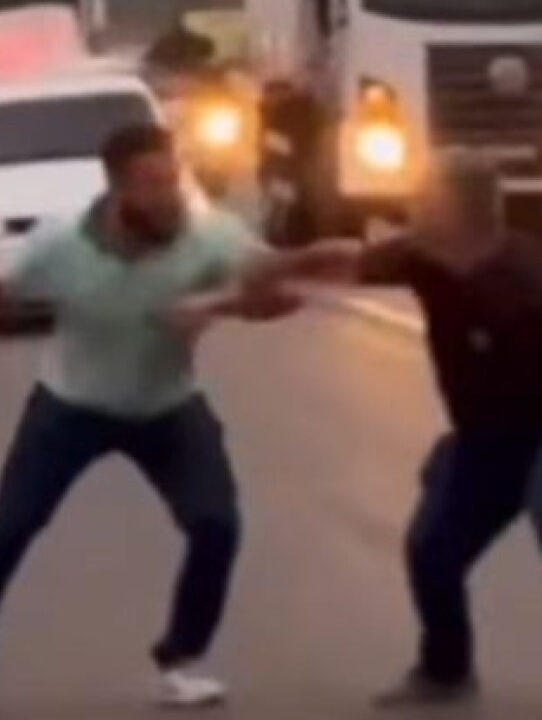 Briga no trânsito vira cena de filme: colisão termina com perseguição e troca de facadas; VEJA VÍDEO