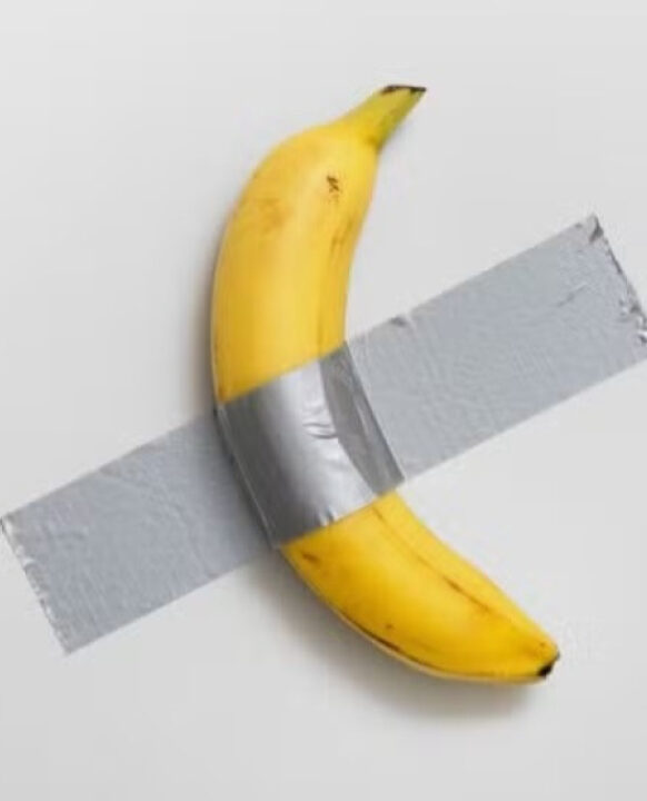 Visitante come banana de obra de arte avaliada em US$ 6 milhões em museu na França