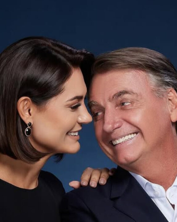AMOR: Bolsonaro não quer fugir do país para não ficar longe de Michelle, afirma jornalista