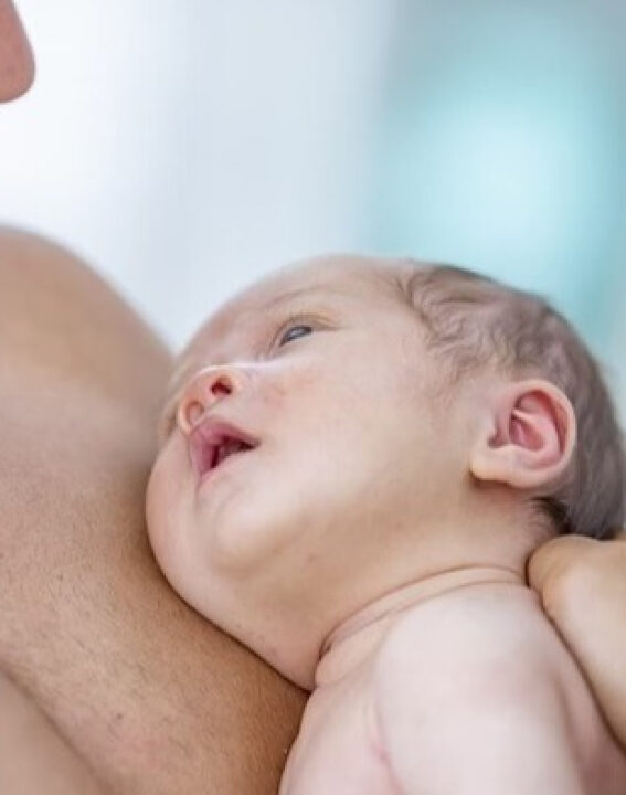 Testosterona em alta: bebê sofre alterações genitais após contato com hormônio do pai