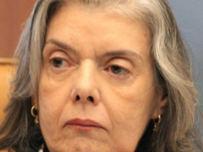 URGENTE: Senadores protocolam pedido de impeachment de Cármen Lúcia, ministra do STF