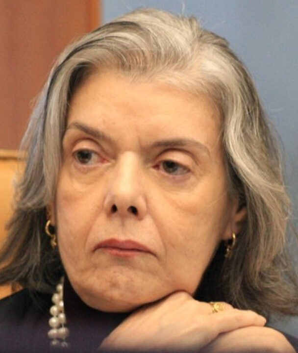 URGENTE: Senadores protocolam pedido de impeachment de Cármen Lúcia, ministra do STF