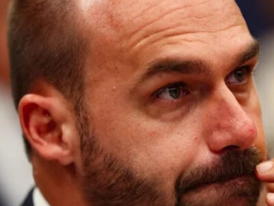 Alexandre de Moraes determina o bloqueio de todos os bens móveis e imóveis de Eduardo Bolsonaro