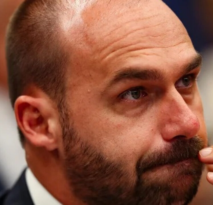 Alexandre de Moraes determina o bloqueio de todos os bens móveis e imóveis de Eduardo Bolsonaro