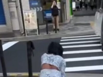 Após se identificar como cobra, influencer brasileiro rasteja pelas ruas do Japão e vídeo viraliza; ASSISTA