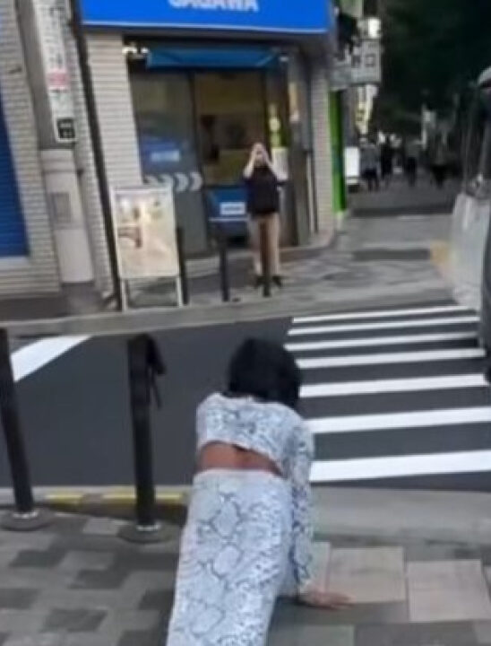 Após se identificar como cobra, influencer brasileiro rasteja pelas ruas do Japão e vídeo viraliza; ASSISTA
