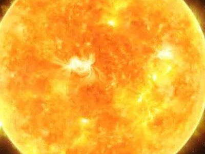 Imagem de tirar o fôlego mostra estação espacial com erupção solar ao fundo; veja imagem