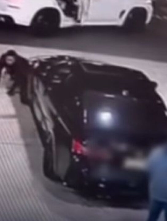 Criminoso aproveita momento em que homem está distraído e rouba carro de luxo; VEJA VÍDEO