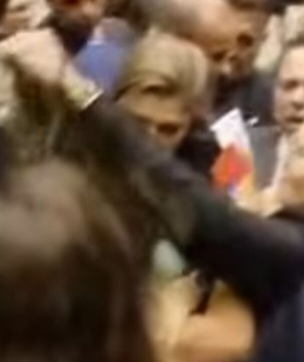 CONFUSÃO GENERALIZADA: Deputada indígena parte pra cima do deputado e fura sua mão com caneta; VEJA VÍDEO