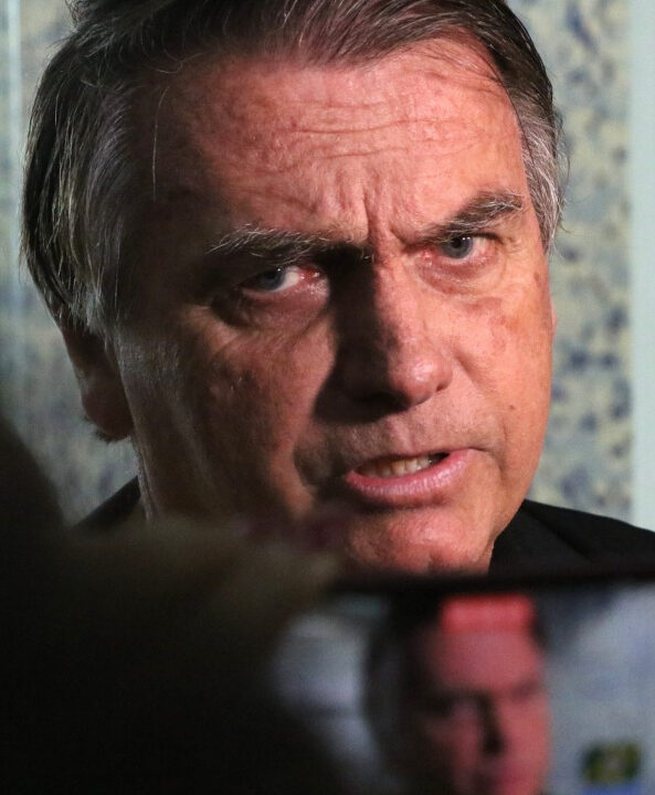 AGORA: Pen drive encontrado na casa de Bolsonaro tinha música gospel