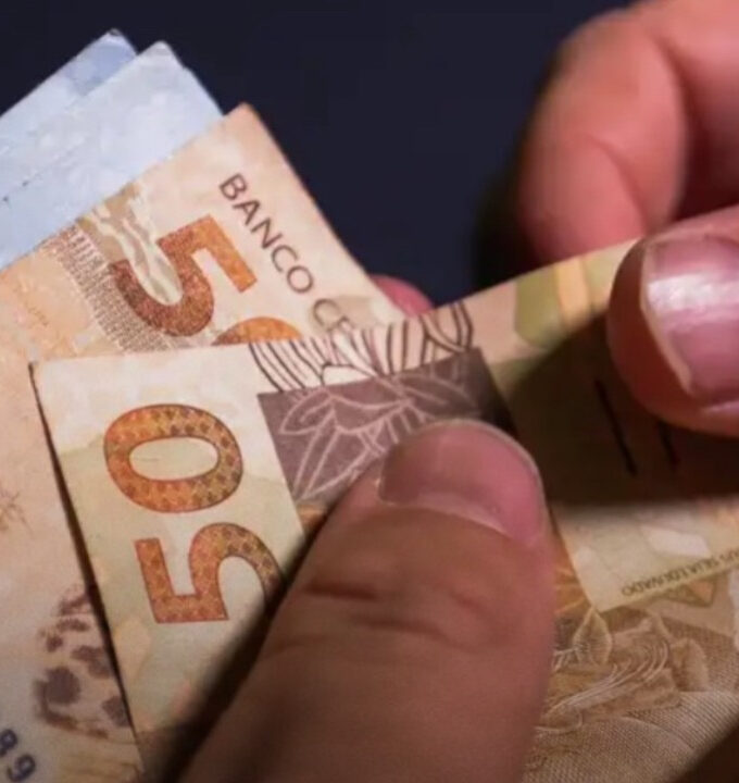 Quatro em cada dez brasileiros estão endividados e 77% sofrem impactos emocionais, aponta pesquisa