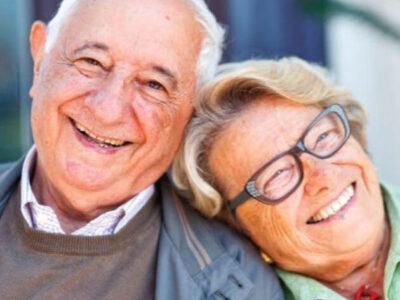 Quantos banhos por semana são ideais aos idosos 60+? Dermatologista explica