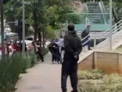 URGENTE: manifestantes de esquerda invadem banco Itaú em SP para pedir mais impostos; VEJA VÍDEO