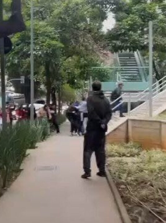 URGENTE: manifestantes de esquerda invadem banco Itaú em SP para pedir mais impostos; VEJA VÍDEO