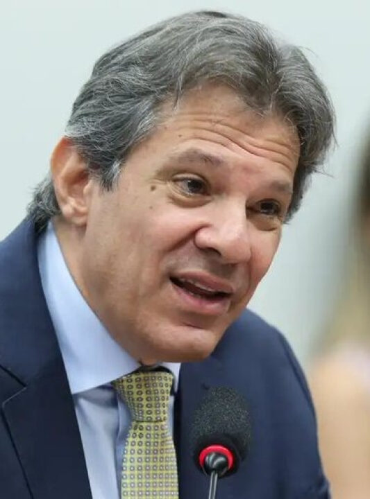 Enquanto manda cortar gastos, Haddad segue viajando de luxo