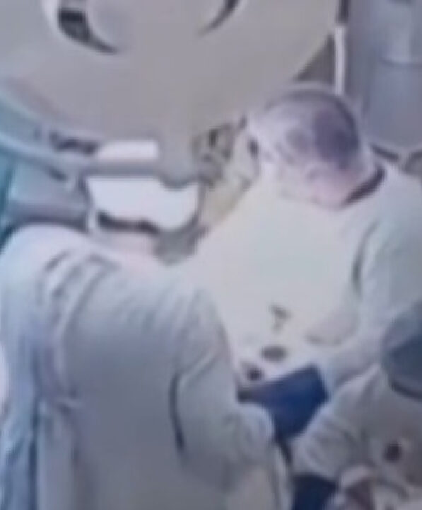 Médicos em cirurgia seguram paciente durante terremoto; VEJA VÍDEO