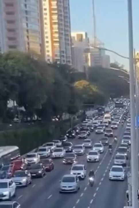 Motoristas comemoram punição internacional a Moraes e fazem buzinaço; VEJA VÍDEO
