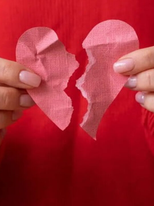 Don Juan seduz viúva, leva todo dinheiro e vende casa milionária