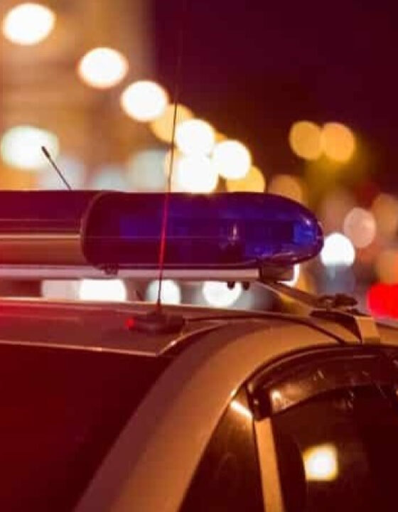 Jovem espanca mãe e a ameaça com revólver por causa de wi-fi lento